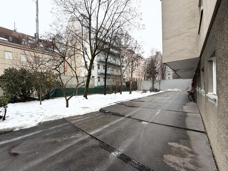 Innenhof / Zufahrt zu den Garagen