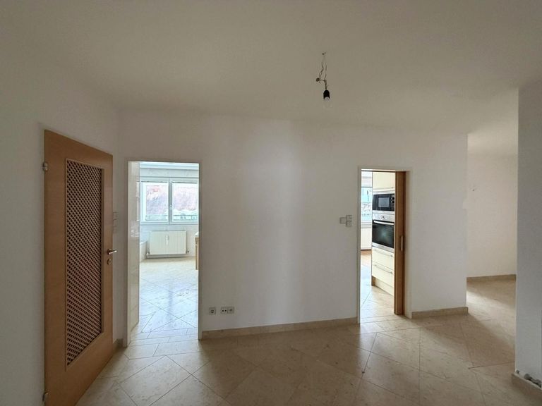 Verbindungsflur, Blick ins Bad und Küche