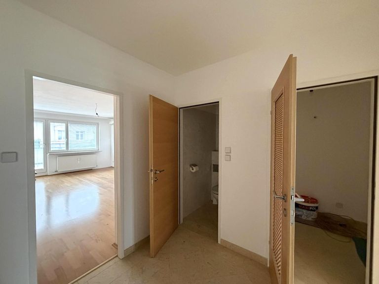 Blick ins Abstell, WC und Schlafzimmer 3 von 4