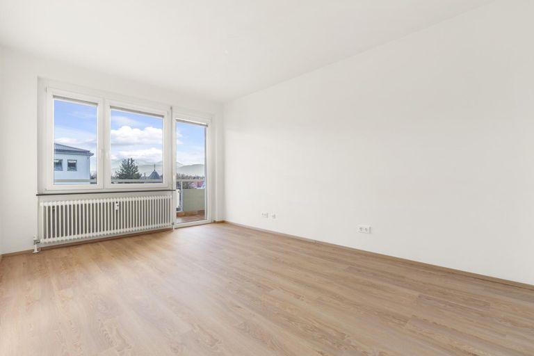 (Wohn-)Zimmer mit Zugang Loggia