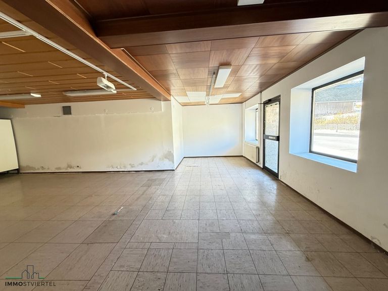 ehem. Geschäftsfläche Eingang Straßenseitig mit Auslagenfenster