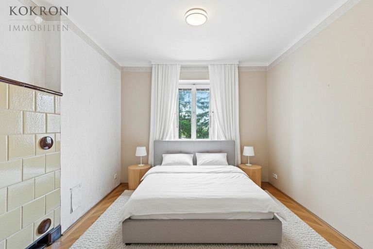 Schlafzimmer im Obergeschoss_möbliert mit KI