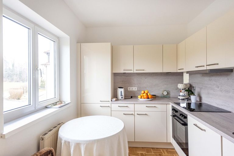 neuwertige möblierte Küche