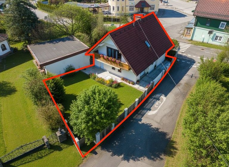 Luftbild vom Haus mit eingezeichnetem Grundstück