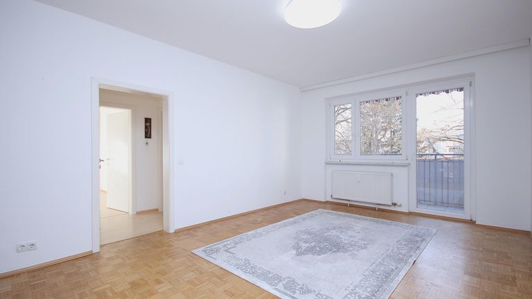 Helles Wohnzimmer mit Balkonzugang