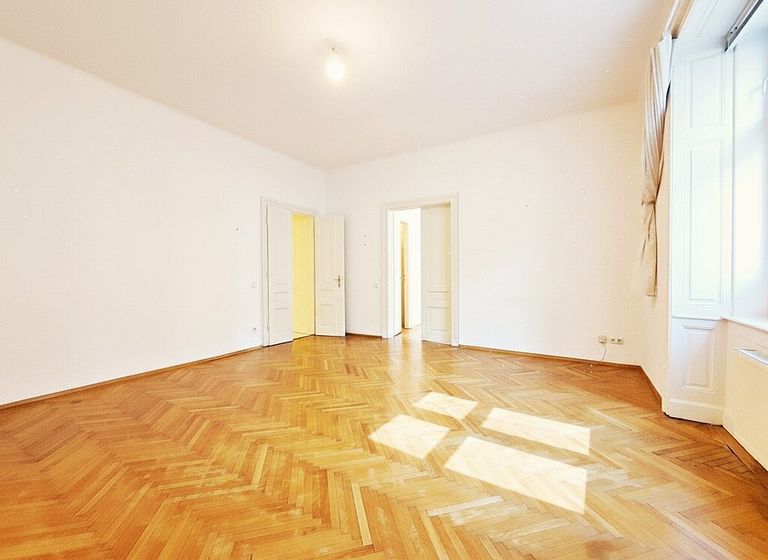großzügiges Wohnzimmer 31 m²
