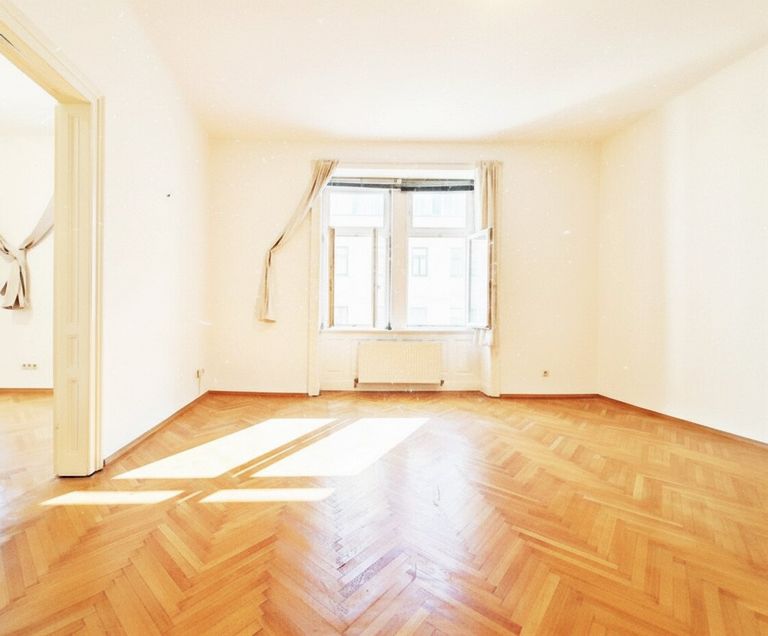 großzügiges Wohnzimmer 31 m²
