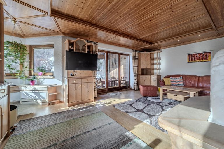 Wohnzimmer mit Kachelofen