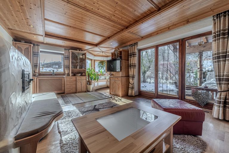 Wohnzimmer mit Kachelofen