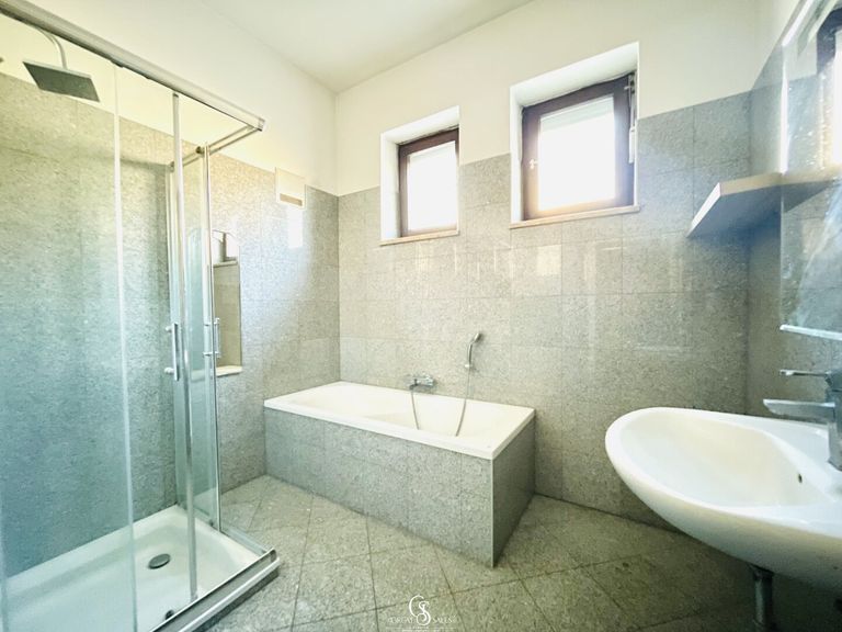 Bad mit Dusche & Badewanne