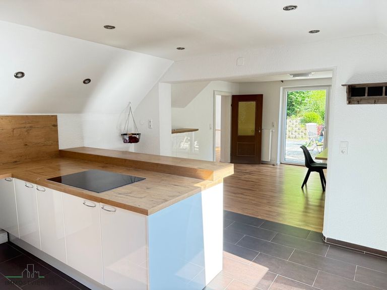 Küche mit Blick zum Essbereich