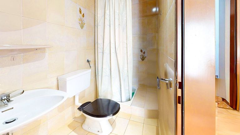 Badezimmer 1 (EG)