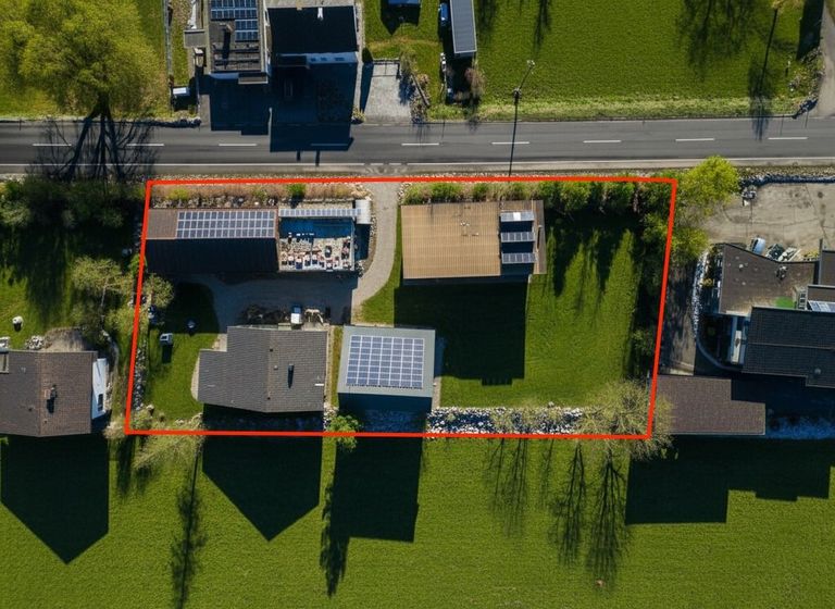 Luftbild Vogelperspektive mit eingezeichnetem Grundstück