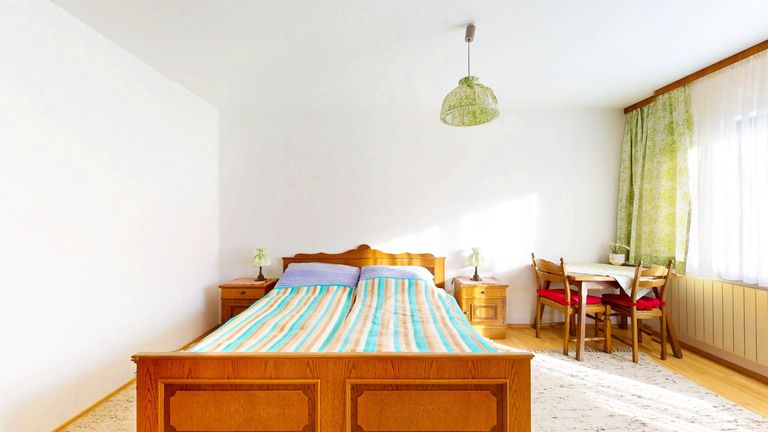 Schlafzimmer 1 (EG)