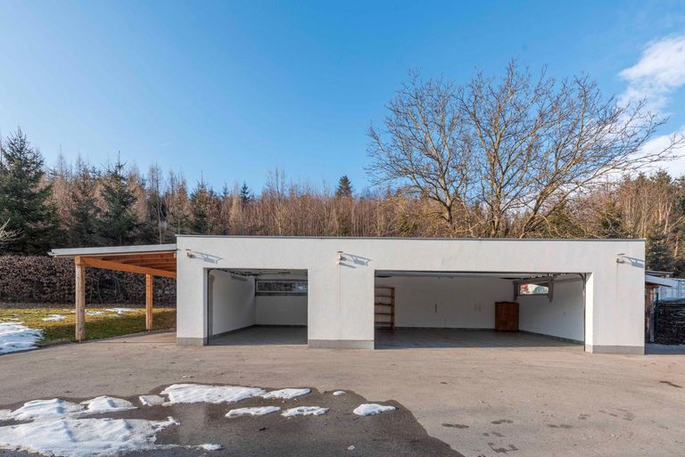 3 Garagen  mit 1 Carport