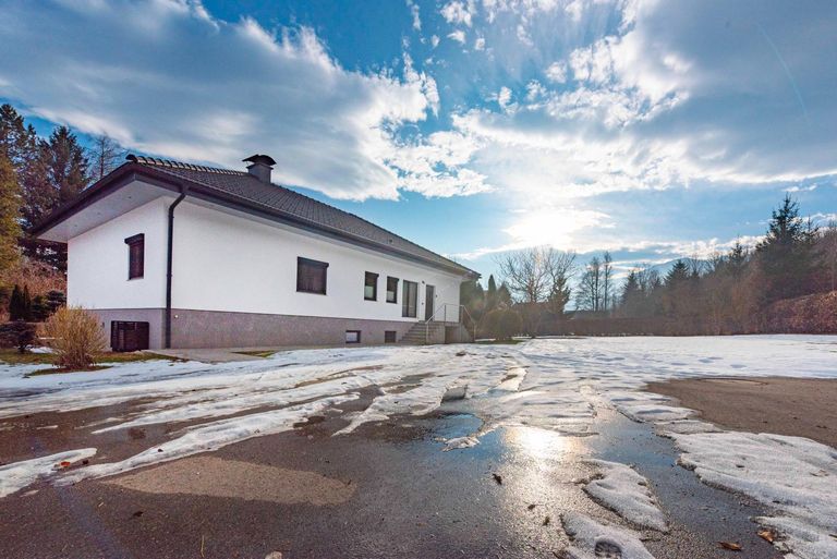 neu asphaltierte Zufahrt