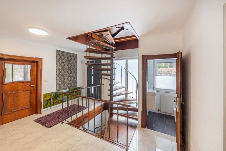 Vorraum mit Wendeltreppe