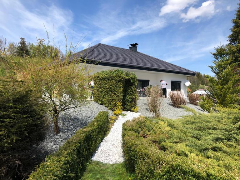 romantische Wanderung durch den eigenen Garten