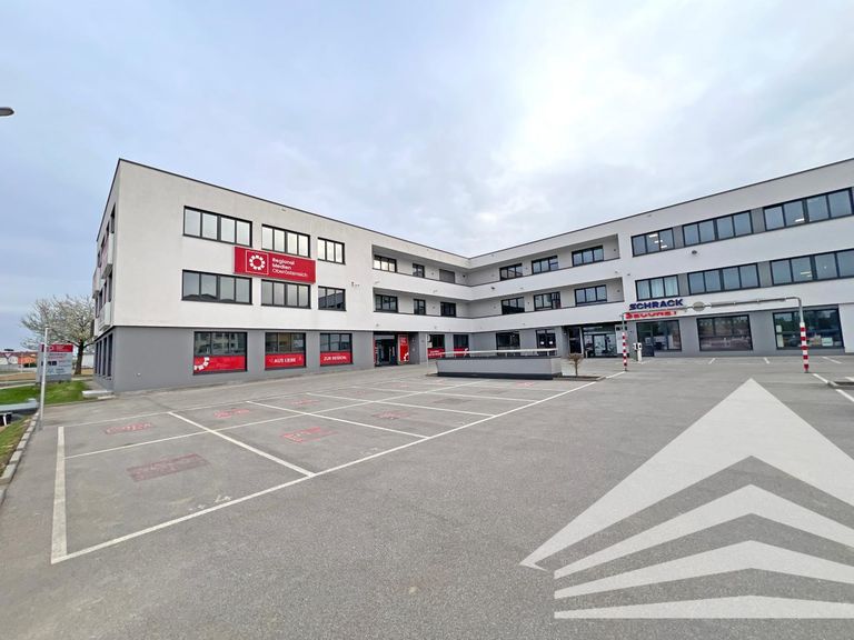 Gebäudeansicht mit Parkplätzen