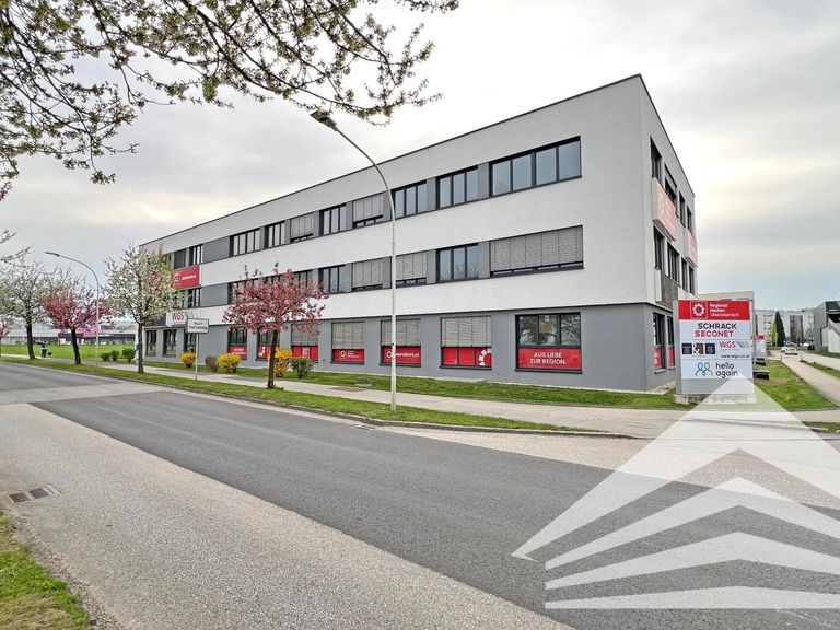 Gebäudeansicht mit Werbeflächen