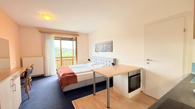 Zimmer 1 mit Verbindungstür zu Zimmer 2