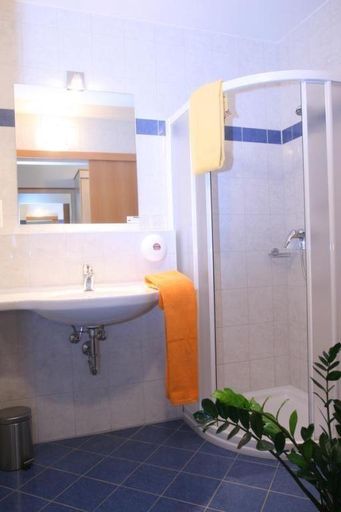 2 gleiche Badezimmer