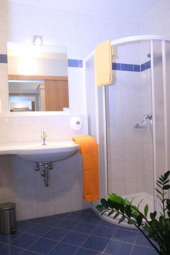 2 gleiche Badezimmer