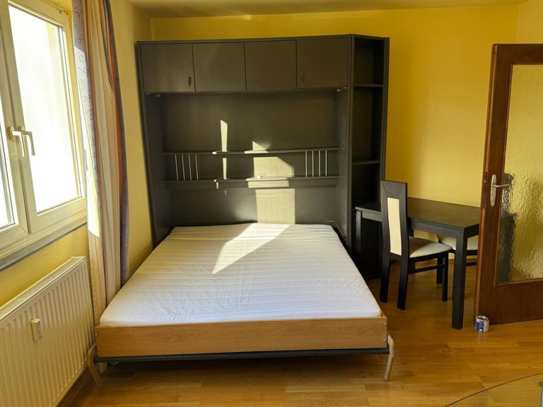 Schrankbett offen im Wohnraum