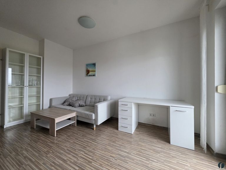 Wohnraum mit Schreibtisch