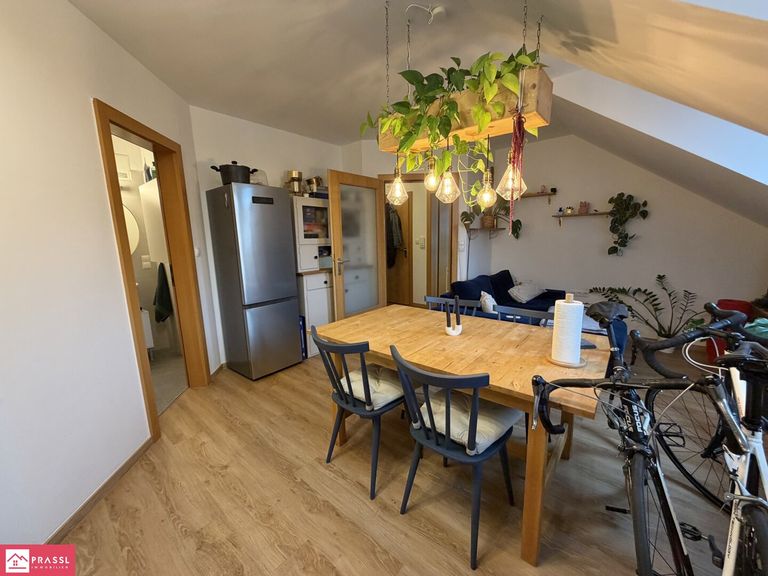 Wohnen Essen mit Blick auf die Einbauküche