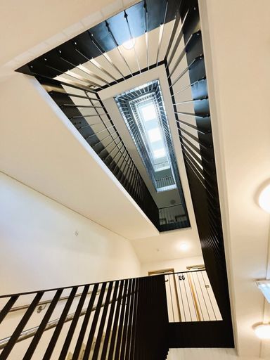 Allgemeines Stiegenhaus mit Lift