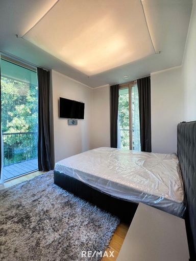 Schlafzimmer mit offenem Schrankraum