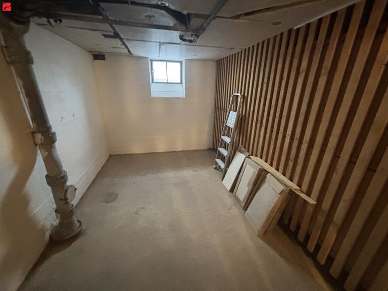 Großzügiges Kellerabteil mit Fenster