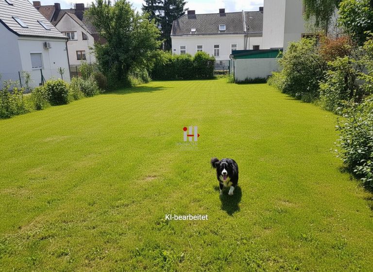 Ebenes Grundstück KI Garten bearbeitet der Hund ist echt