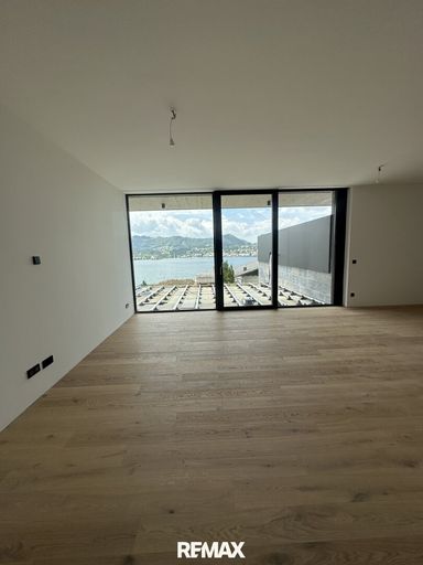 Wohnzimmer mit Ausgang auf die Terrasse und Garten