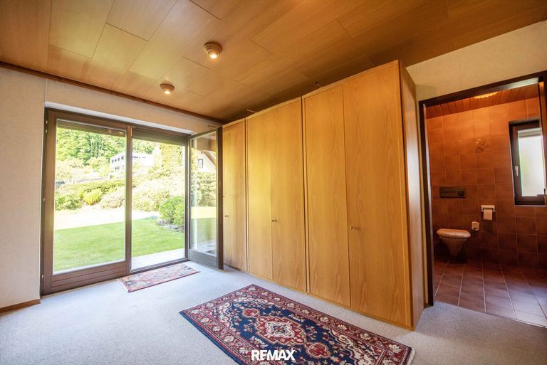 Hauptschlafzimmer mit Badezimmer und Ausgang in den Garten