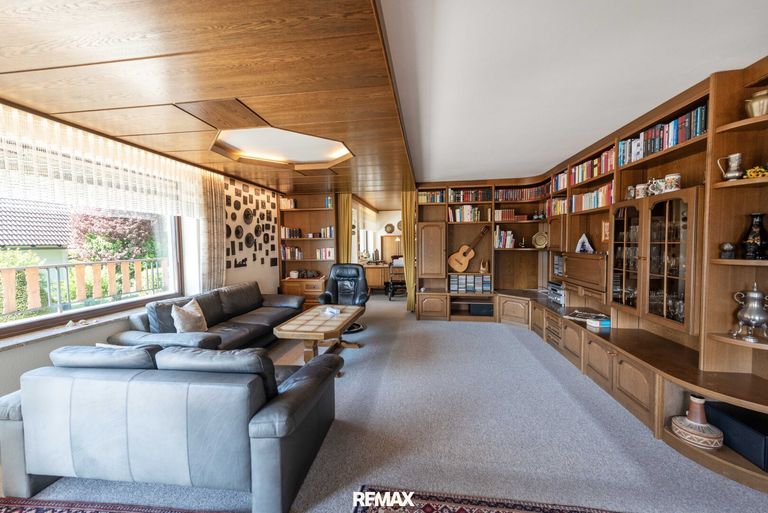 Wohnzimmer mit angrenzendem Büro/Leseecke