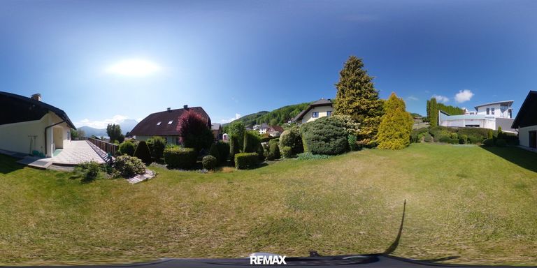 Gartenansicht und Hausansicht von hinten