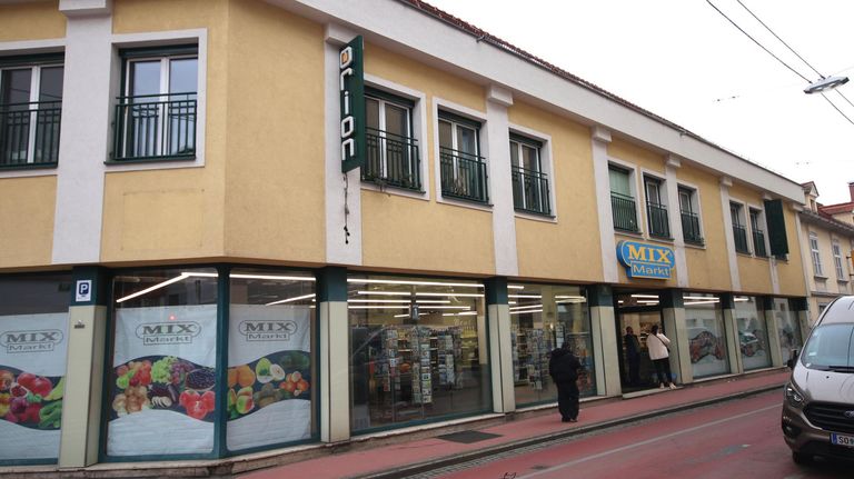 Gebäude Straßenseite