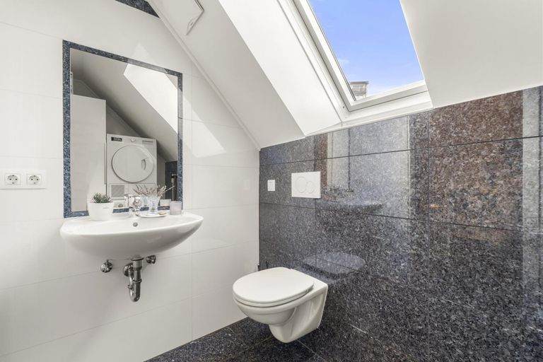 separates WC