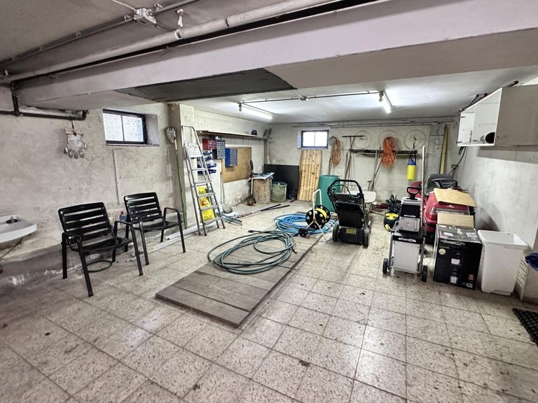 32 Garage 1