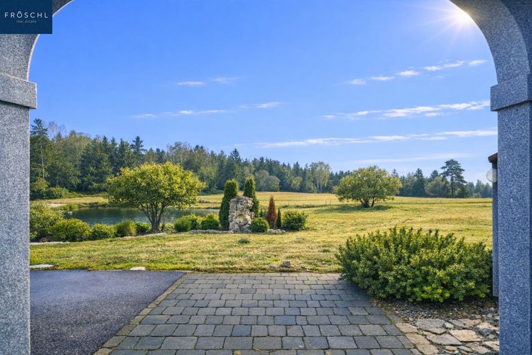Blick vom Innenhof ins Grüne zum Schwimmbiotop