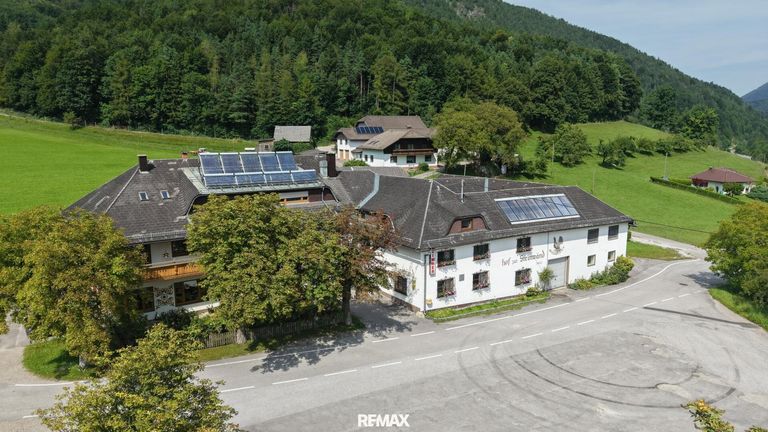 großzügiger Parkplatz