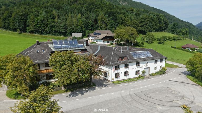 großzügiger Parkplatz