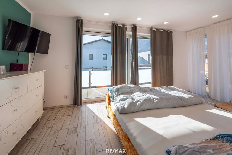 Schlafzimmer mit Ausgang Loggia