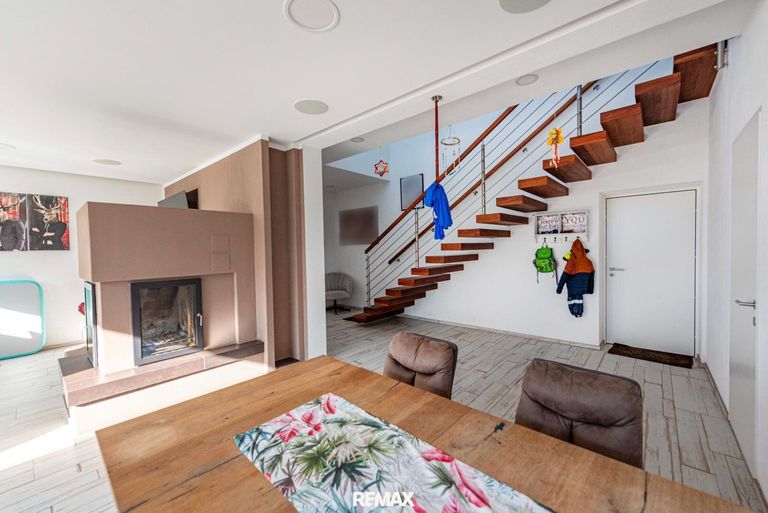 offener Wohnbereich mit Kaminofen