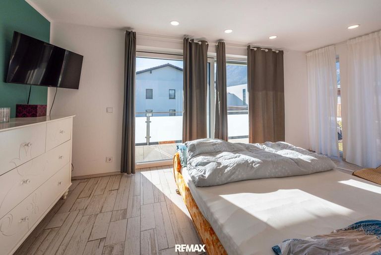 Schlafzimmer mit Ausgang Loggia