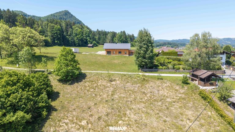 eingebettet zwischen den sanften Bergen des Almtal