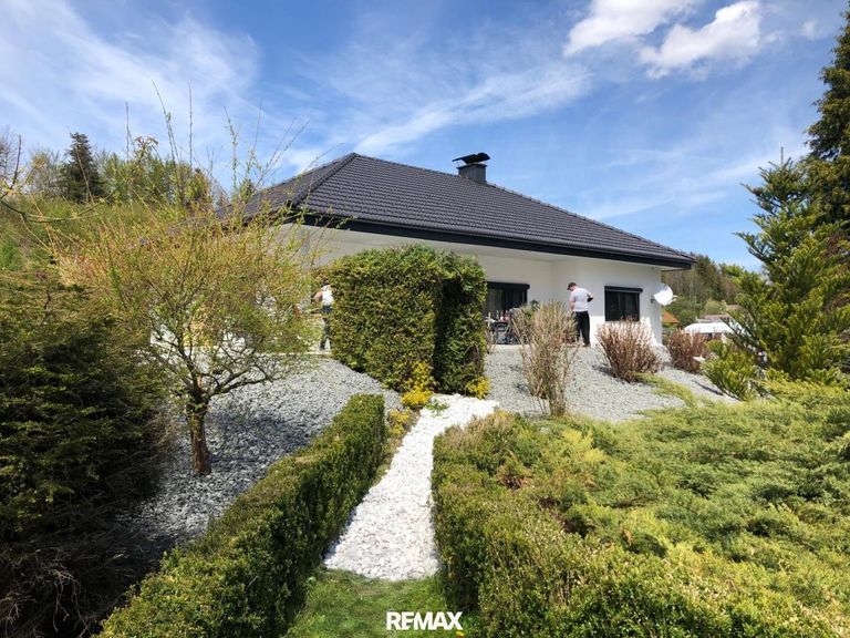 romantische Wanderung durch den eigenen Garten