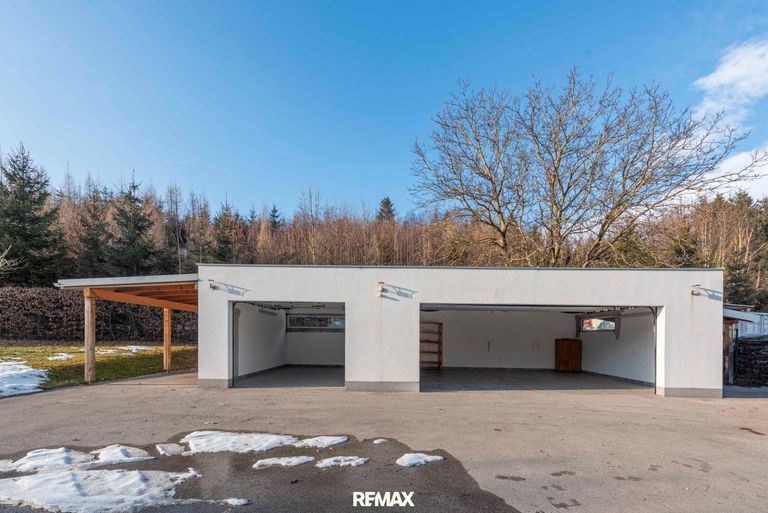 3 Garagen  mit 1 Carport